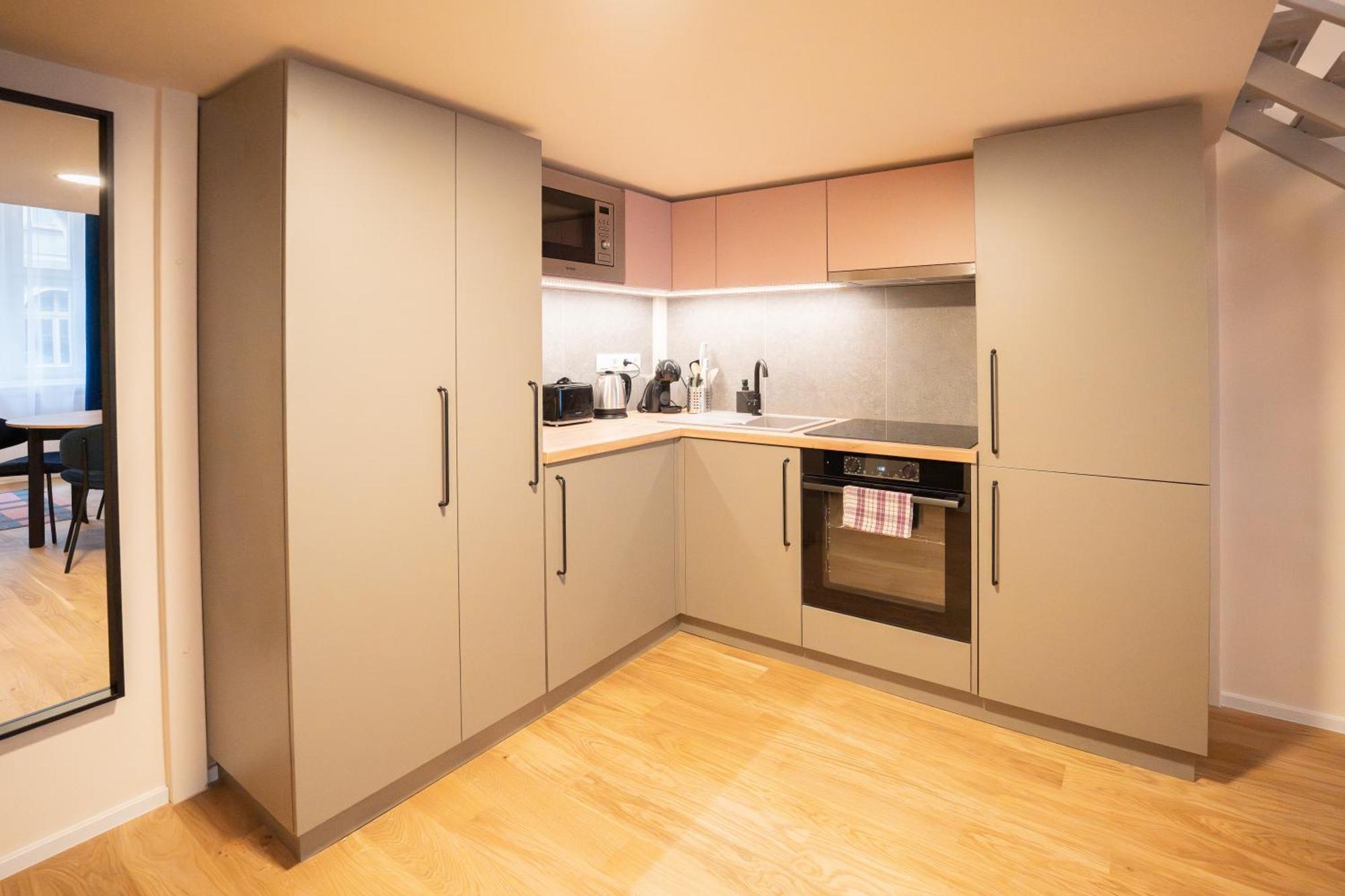 Apartment I Got 5 On It - Brand New By Pink Flamingo *